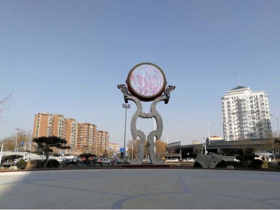 天桥区新添万平街头广场 18米高雕塑寓意双关成新地标